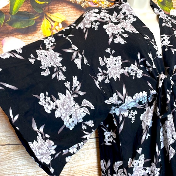 Spiritual Gangster Floral Black and White Kimono - Picture 8 of 10